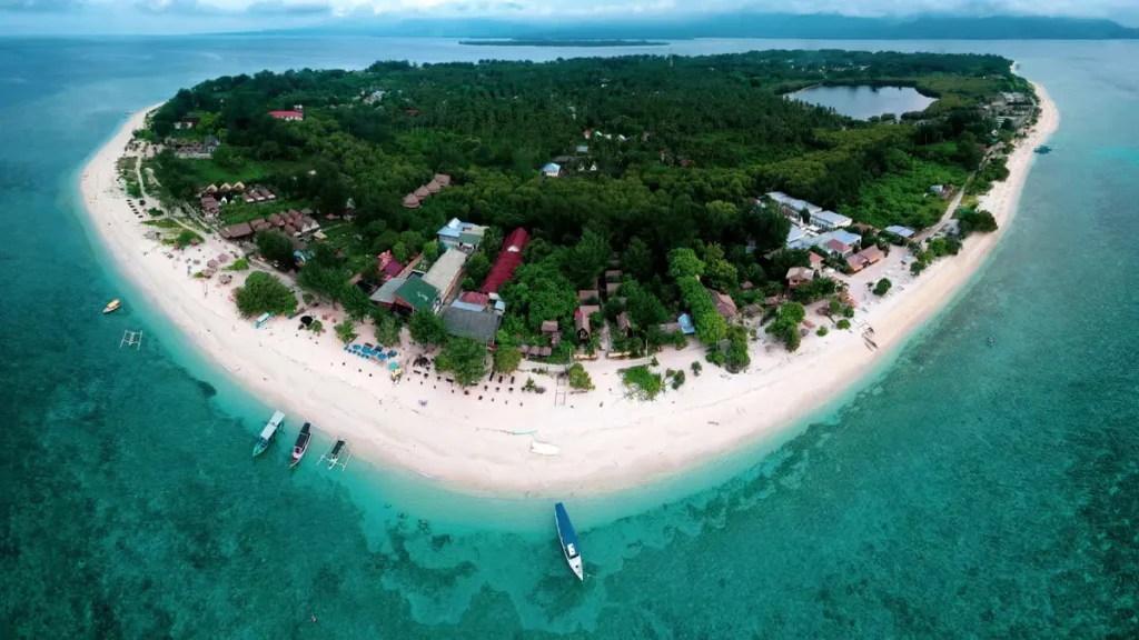 Pantai Kuta Lombok Tengah yang Khas dan Keindahan