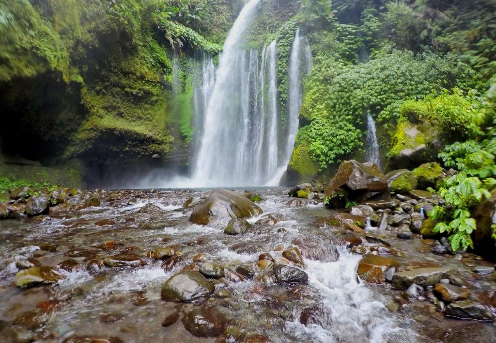 Pesona Air Terjun Sendang Gile yang Indah dan Menawan