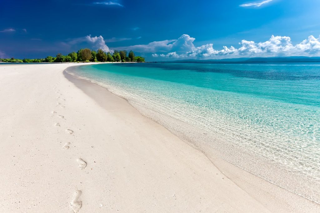 Destinasi Pantai Terindah di Kalimantan dengan Pesona Indah