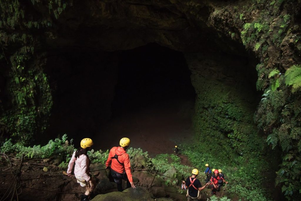 Wisata Ke Gua Ergendang Sambil Menikmati Kolam Air Panas