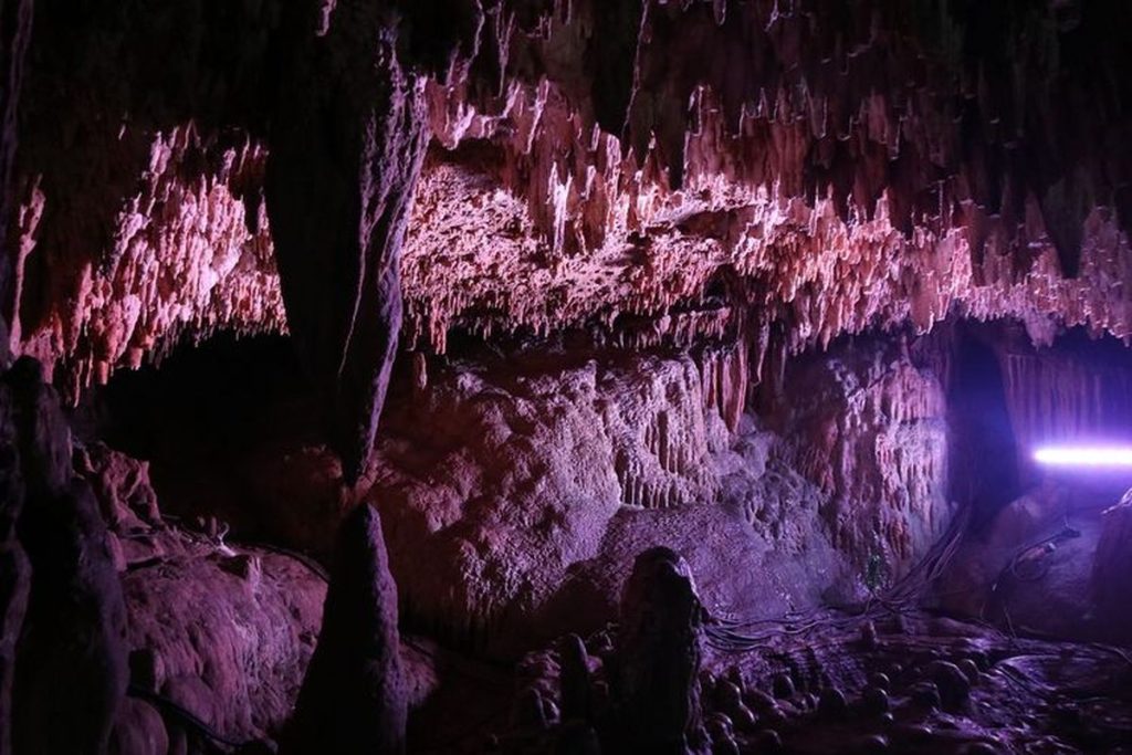 10 Gua Terindah di Indonesia, Pesona Alam Menarik Dijelajahi