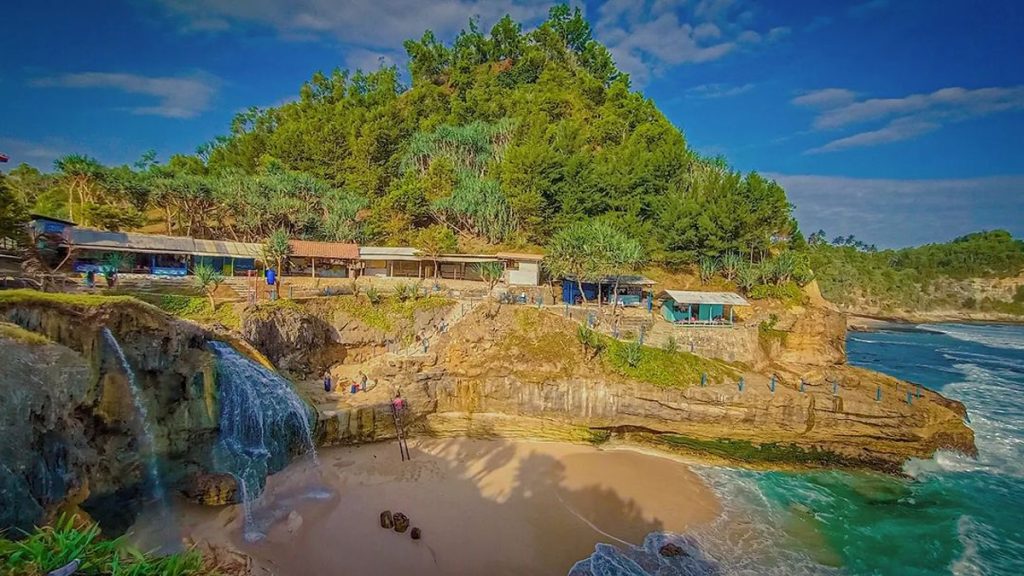 Pantai Banyu Tibo dengan Keunikan Air Terjun Tersembunyi