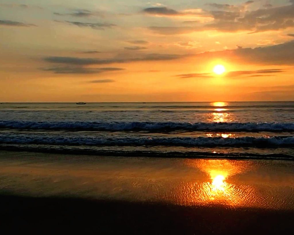 Pesona Keindahan Pantai Tomini Bay, Gorontalo