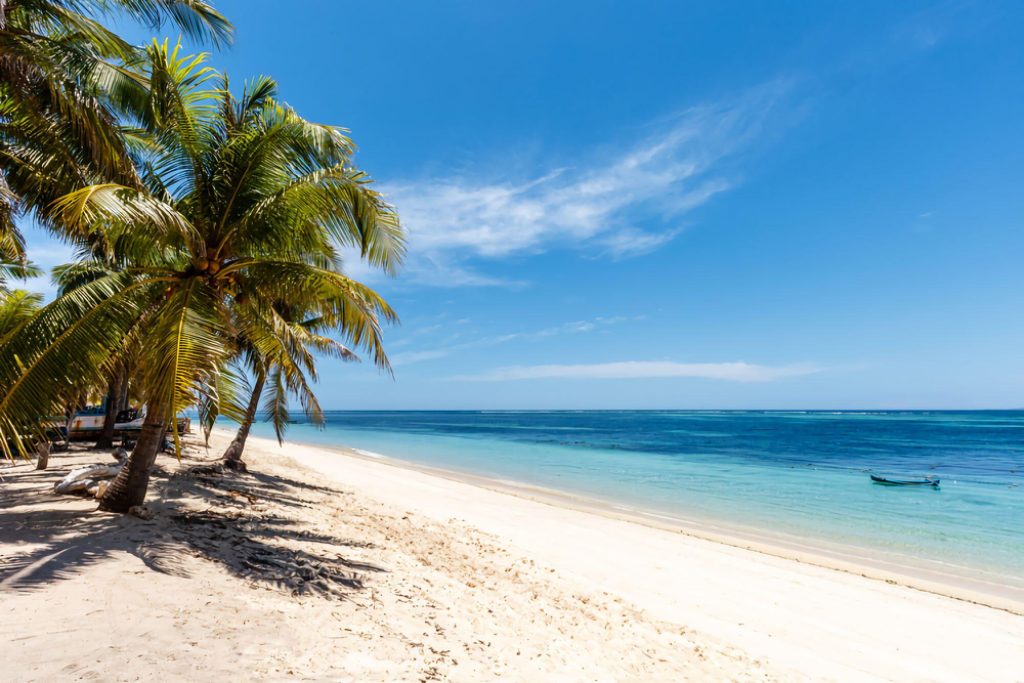 Keindahan Pantai Nemberala Rote dengan Ombak Legendaris