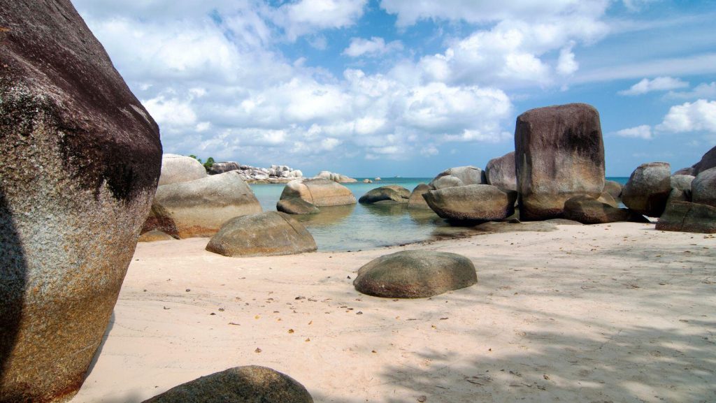 Daya Tarik Pantai Tanjung Tinggi dengan Keindahan Alam