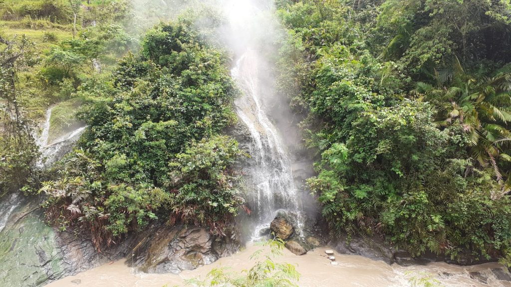 Unik Dan Eksotis Berendam Air Terjun Panas Bisa Dinikmati Di Indonesia