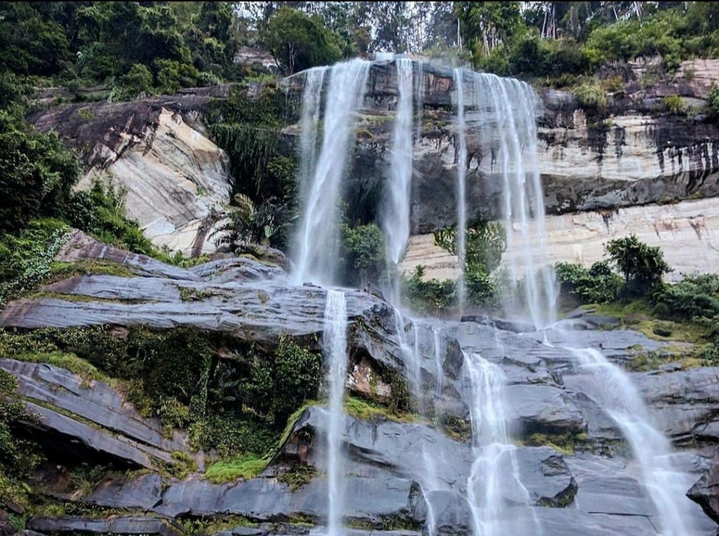 Wisata Air Terjun Paling Menarik Tersembunyi Di Kalimantan Barat, Jadi Spot Foto Paling Menarik!