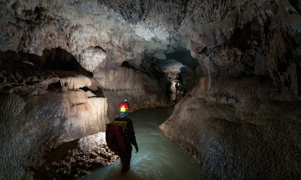 Destinasi Wisata Gua Paling Menantang di Indonesia