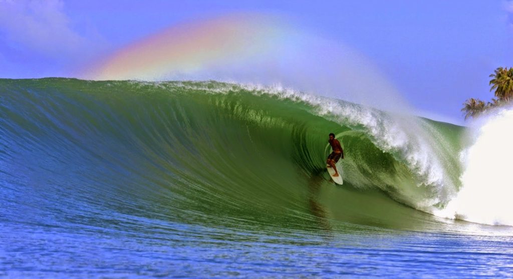 Menikmati Keindahan Ombak Pantai Pulau Nias