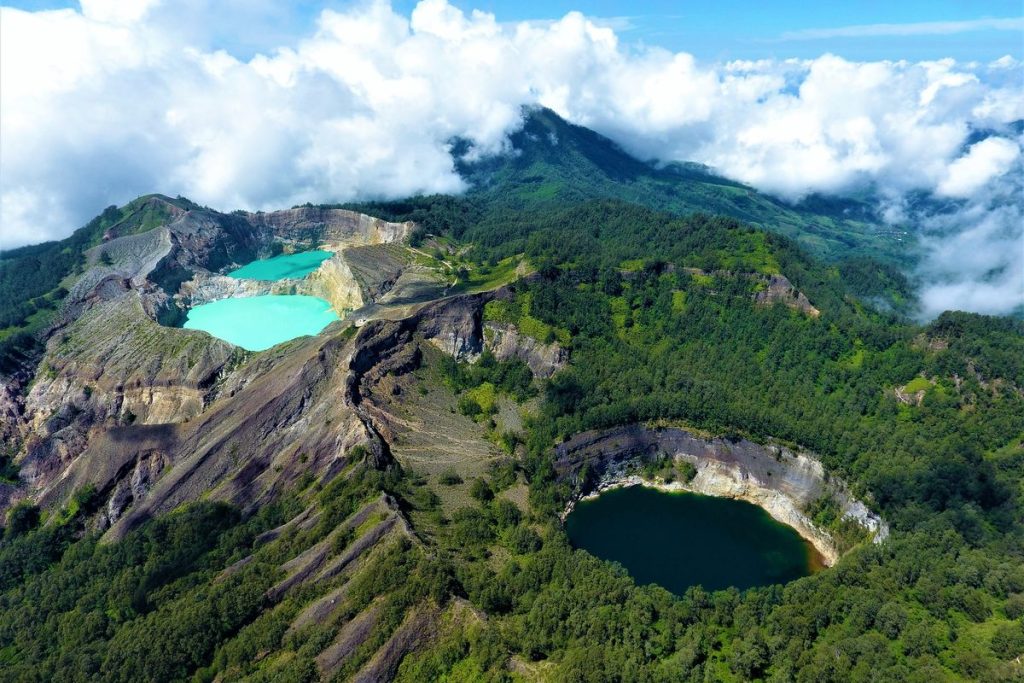 Menjelajah Kawasan Vulkanik Taman Nasional Kelimutu di Flores