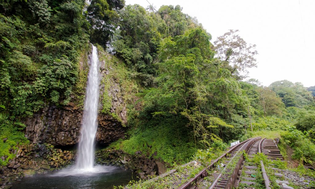 Menemukan Surga Dunia di Tengah Hutan, 10 Air Terjun di Indonesia