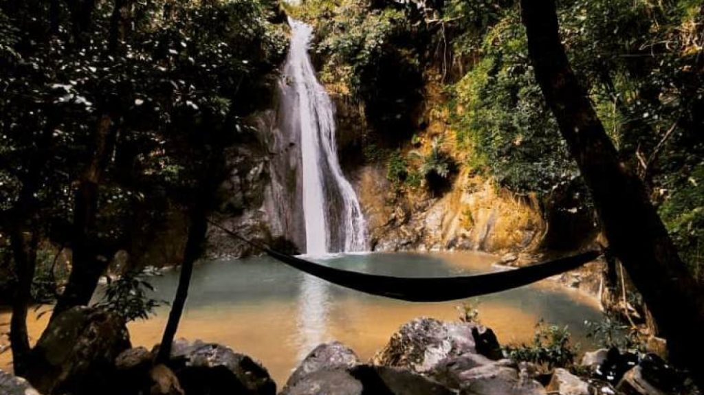 Belajar Hidup Tentang Melepaskan, Ketenangan, dan Arti Mengalir Tanpa Henti dari Air Terjun