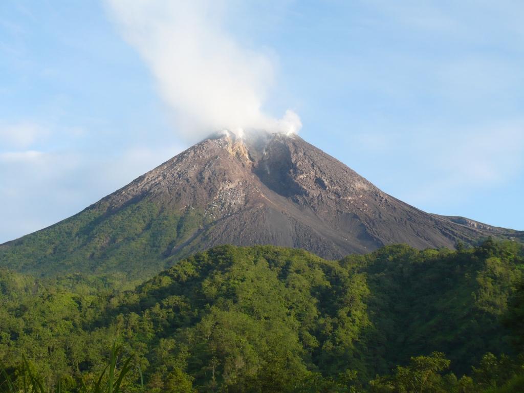 Eksplorasi Keindahan Beberapa Gunung Tercantik di Indonesia, Punya View Memukau