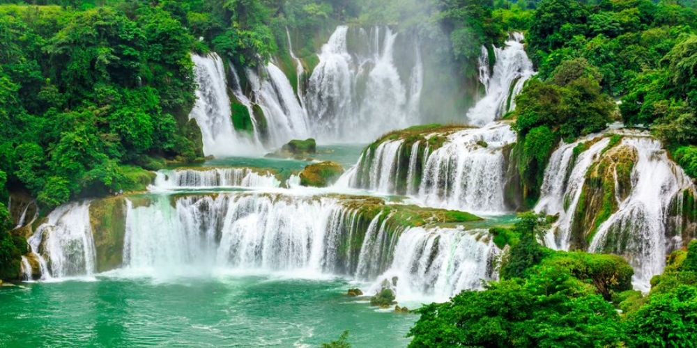Persiapan Trekking Aman ke Air Terjun Terbaik di Indonesia
