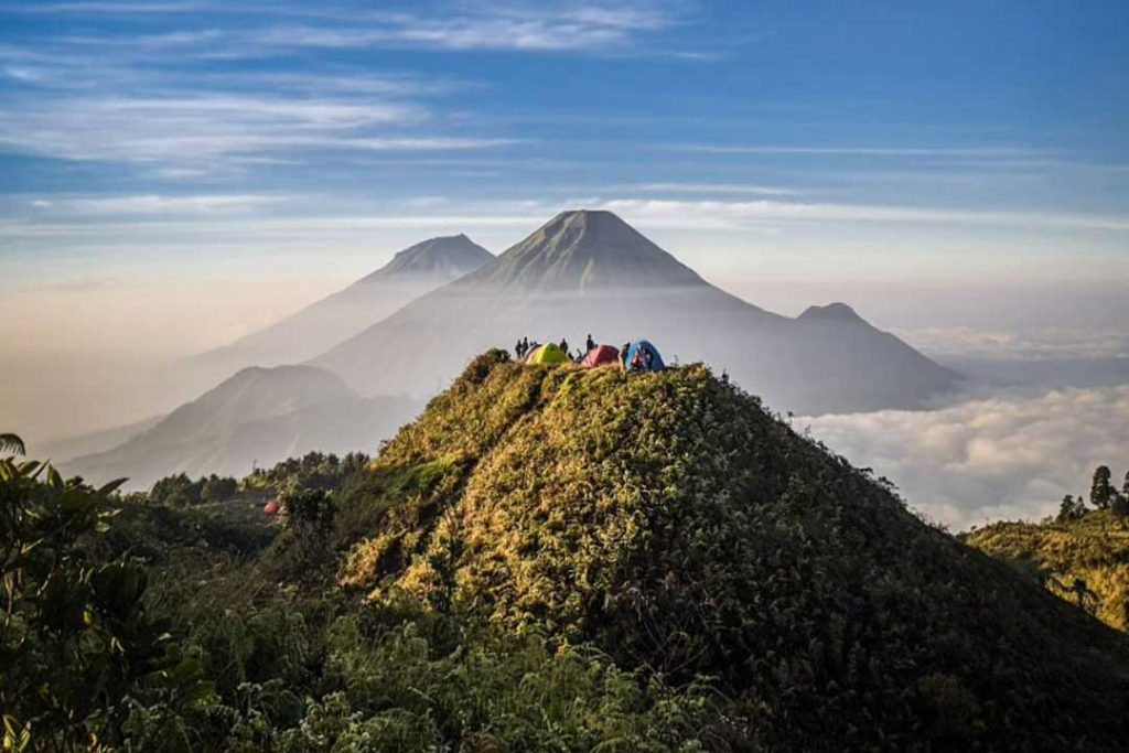 Sederet Gunung Terindah di Berbagai Provinsi Indonesia dengan Keajaiban Alam Memukau!