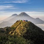 Sederet Gunung Terindah di Berbagai Provinsi Indonesia dengan Keajaiban Alam Memukau!