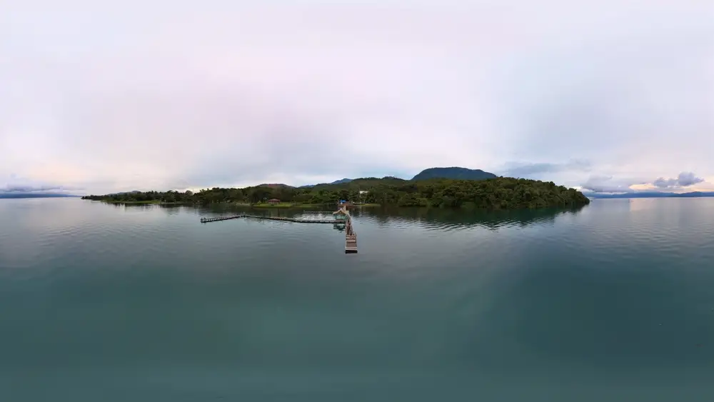 Menjajal Keindahan Danau Terluas di Indonesia, View-nya Mirip Seperti Laut