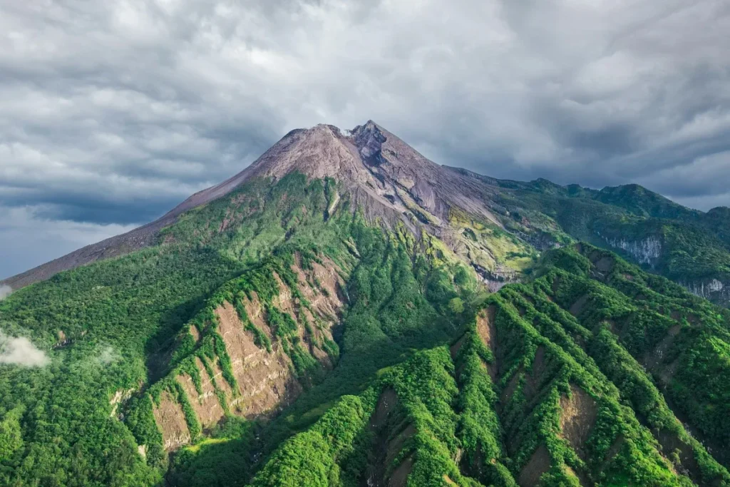 Gunung Terindah Jawa Tengah dengan Landscape Terbaik