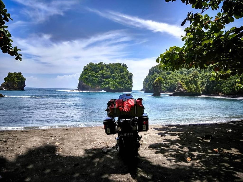 Bukan Hanya Gunung, Jawa Timur Juga Memiliki Pesona Pantai