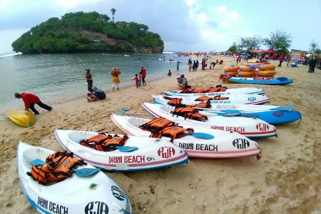 Menjelajah Keindahan Pantai Drini Perpaduan Tebing, Pasir, dan Laut Biru