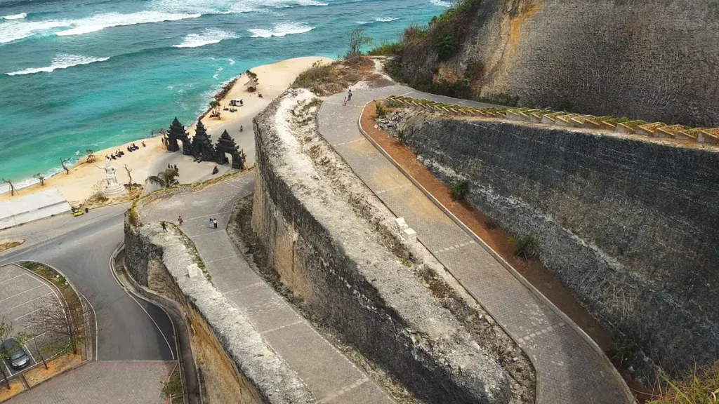 Explore Pantai Melasti Ungasan Bali – Pantai Tersembunyi yang Menawarkan Keindahan Alam Luar Biasa