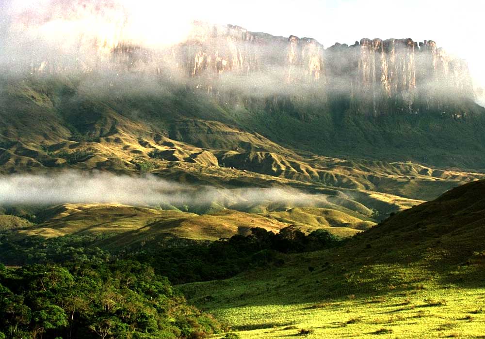 Pesona Indonesia Timur dan Tips Manajemen Keuangan untuk Berwisata