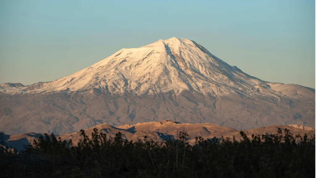 Karakteristik Gunung Ararat – Cuaca, Flora, Fauna, dan Fakta Menarik untuk Wisatawan