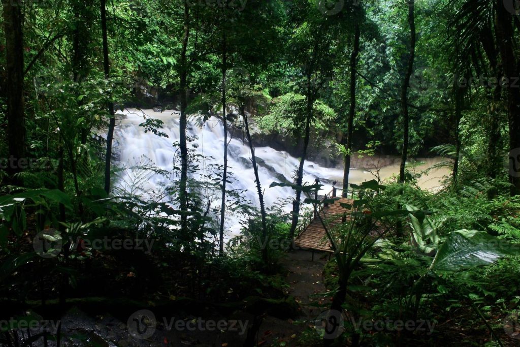 Menjelajahi Goa Rang Reng dan Air Terjunnya di Bali
