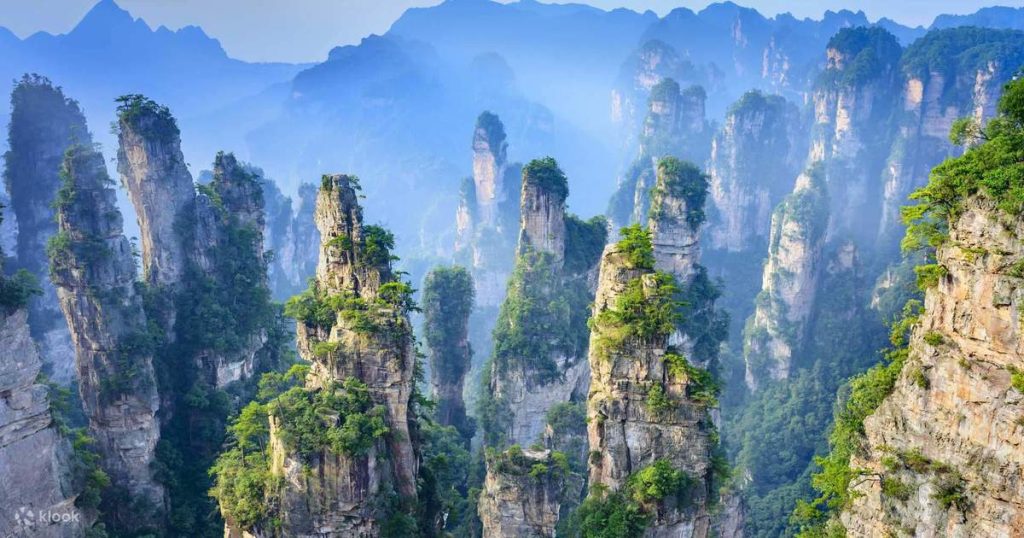Keajaiban Geologi Taman Hutan Nasional Zhangjiajie dengan Ribuan Pilar Batu Alami yang Menjulang Tinggi