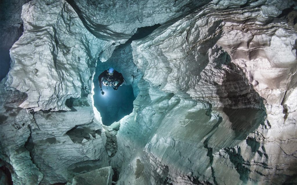 Orda Cave Rusia, Destinasi Diving Unik dengan Air Super Jernih dan Formasi Batu Indah