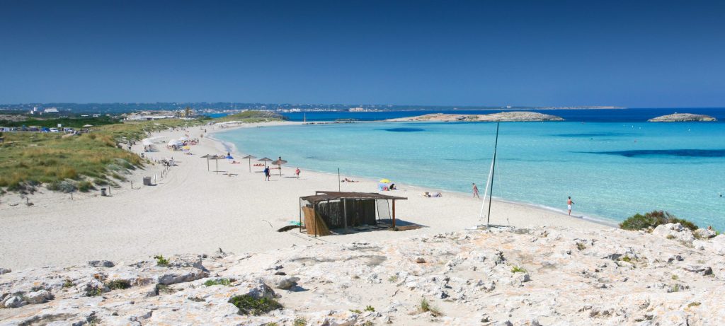 Daya Tarik Playa de Ses Illetes yang Wajib Kamu Ketahui