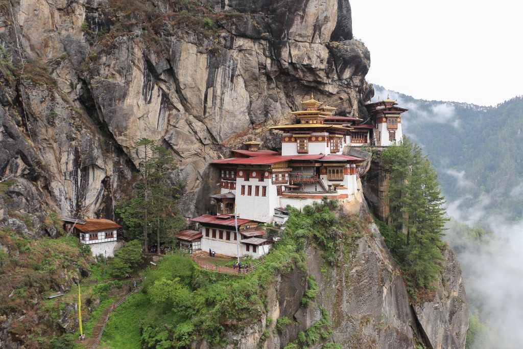 Mengenal Paro Taktsang: Kuil Buddha Ikonik Bhutan yang Berdiri di Tebing 3.000 Meter