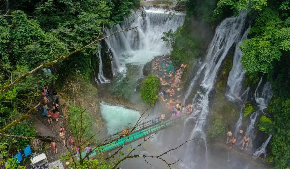 Pesona Luoji Ninety-Nine Miles Hot Spring Waterfall: Kombinasi Air Terjun dan Mata Air Panas yang Langka