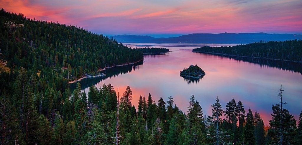 Koleksi 9 Danau Paling Instagenic dan Terindah di Dunia Buat Lo yang Hobi Foto-Foto Traveling