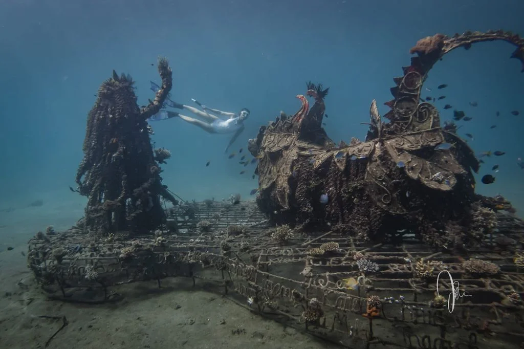 Taman Candi Bawah Laut Pemuteran Wisata Bahari Bali dengan Patung dan Gerbang Bawah Laut