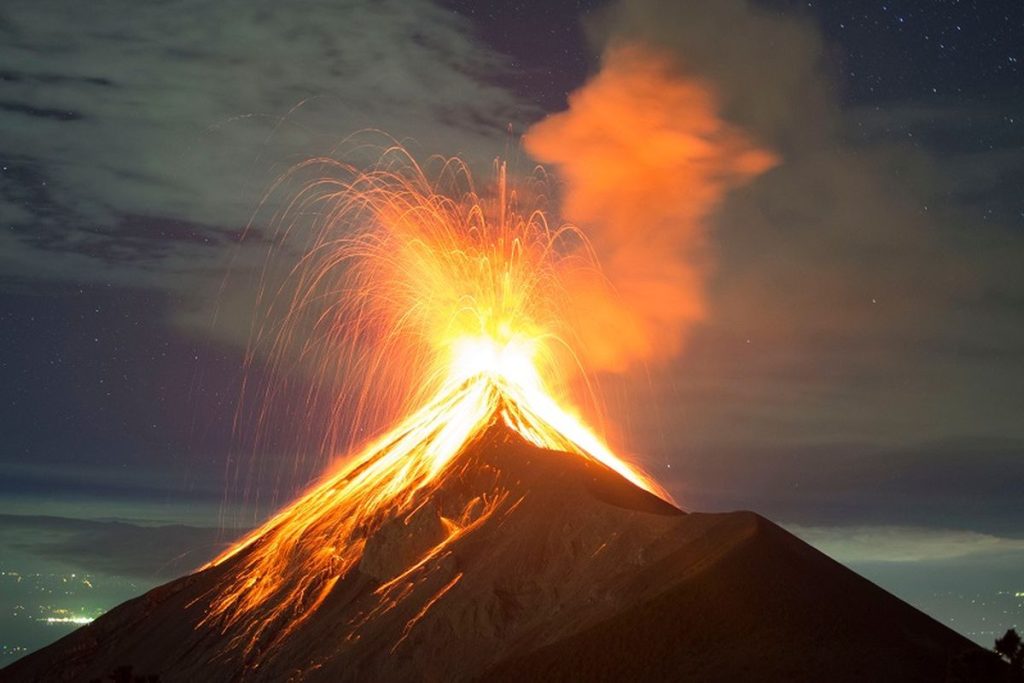 Gunung Fuego (Guatemala) Fenomena Unik Gunung Aktif yang Erupsi Setiap 20 Menita